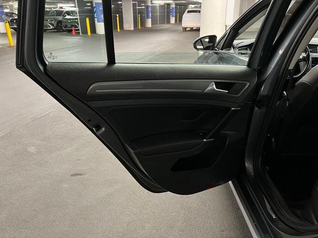 Photo of 2017 Platinum Gray Metallic Volkswagen Golf Alltrack