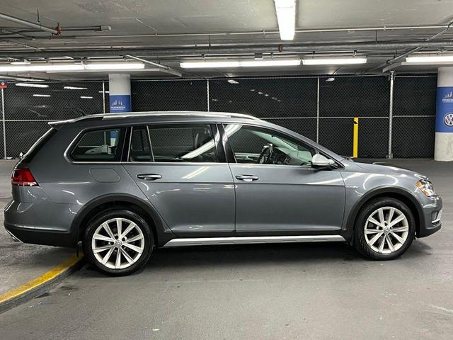 Photo of 2017 Platinum Gray Metallic Volkswagen Golf Alltrack