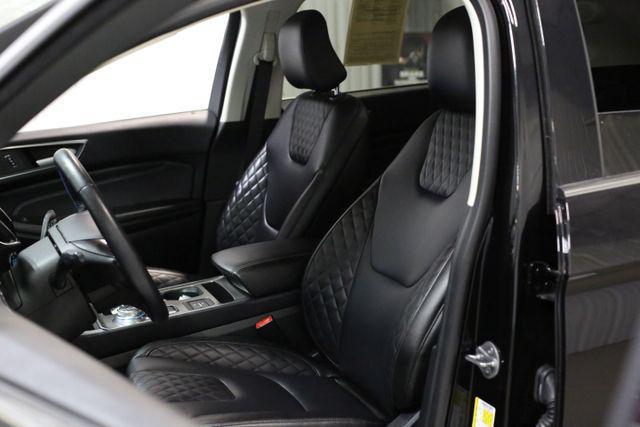 Photo of 2024 Black Metallic Ford Edge