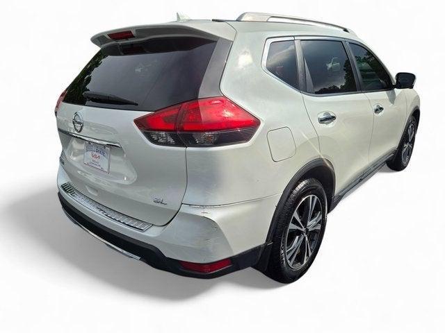 Photo of 2017 Pearl White Nissan Rogue