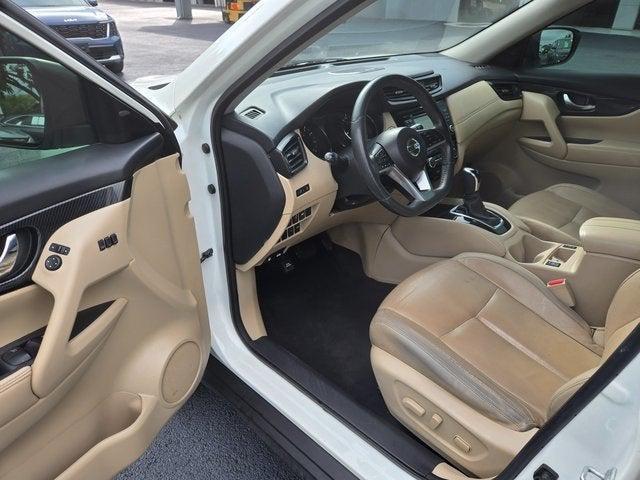 Photo of 2017 Pearl White Nissan Rogue