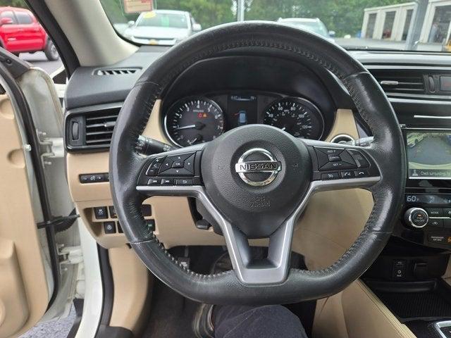 Photo of 2017 Pearl White Nissan Rogue