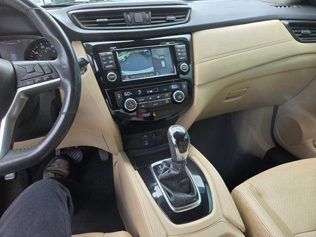 Photo of 2017 Pearl White Nissan Rogue