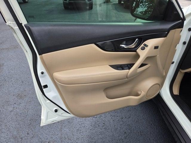 Photo of 2017 Pearl White Nissan Rogue