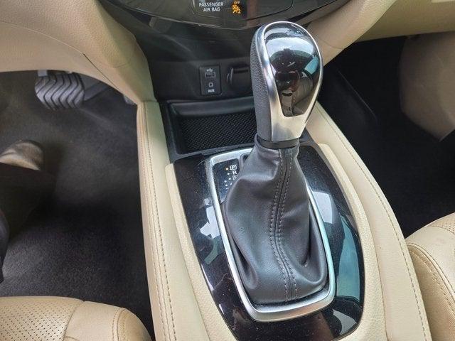 Photo of 2017 Pearl White Nissan Rogue