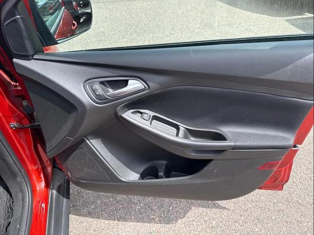 Photo of 2018 Hot Pepper Red Metallic Tinted Clearcoat Ford Focus