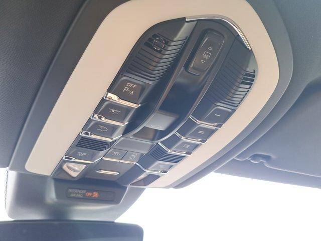 Photo of 2022 White Porsche Macan