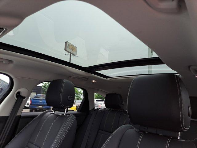 Photo of 2022 Fuji White Land Rover Range Rover Velar