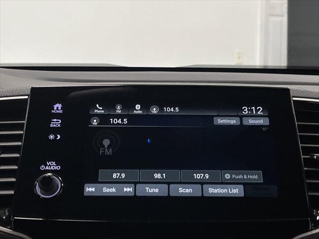 Photo of 2022 Lunar Silver Metallic Honda Pilot