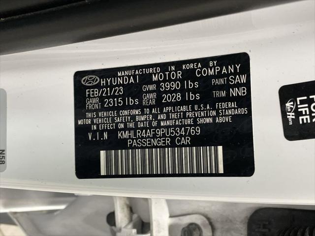 Photo of 2023 Lunar White Hyundai ELANTRA