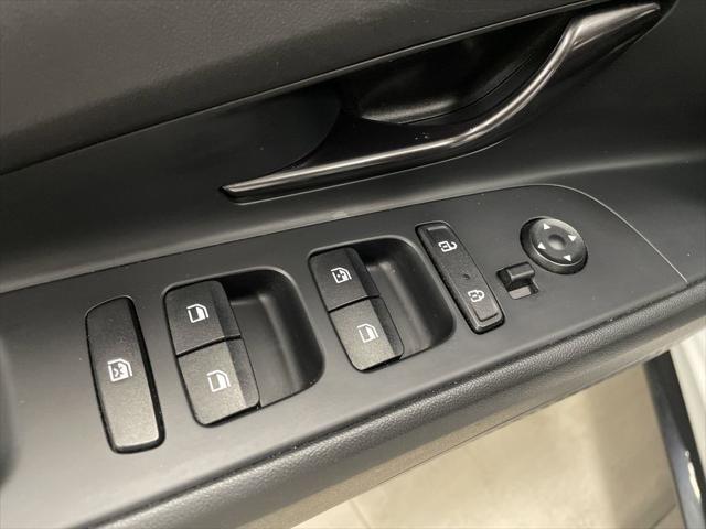 Photo of 2023 Lunar White Hyundai ELANTRA