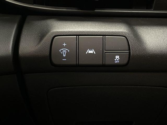 Photo of 2023 Lunar White Hyundai ELANTRA