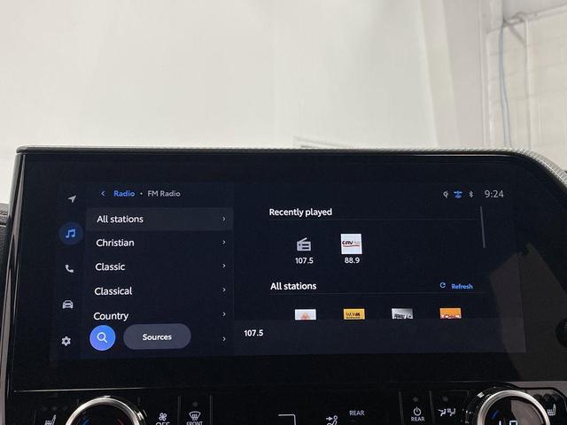 Photo of 2023 Midnight Black Metallic Toyota Highlander