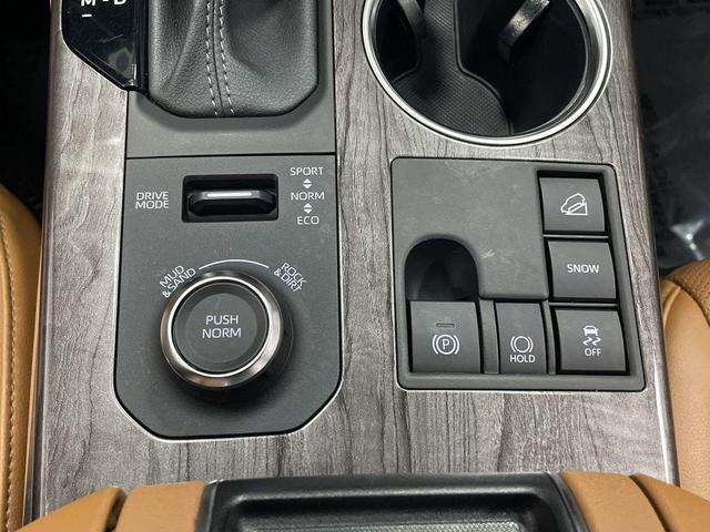 Photo of 2023 Midnight Black Metallic Toyota Highlander