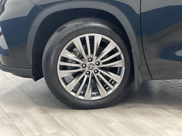 Photo of 2023 Midnight Black Metallic Toyota Highlander