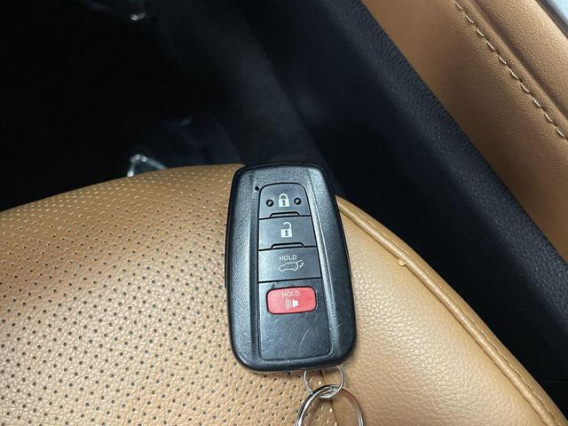 Photo of 2023 Midnight Black Metallic Toyota Highlander