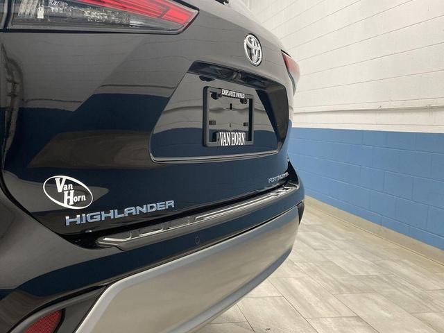 Photo of 2023 Midnight Black Metallic Toyota Highlander