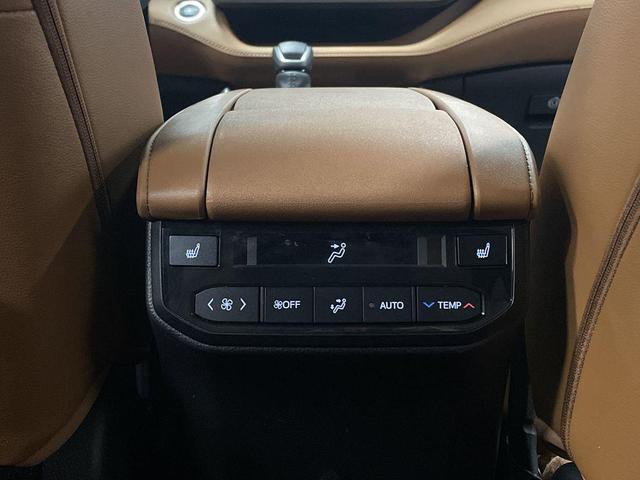 Photo of 2023 Midnight Black Metallic Toyota Highlander