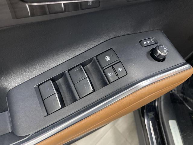 Photo of 2023 Midnight Black Metallic Toyota Highlander