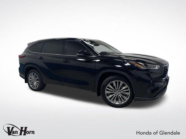 Photo of 2023 Midnight Black Metallic Toyota Highlander