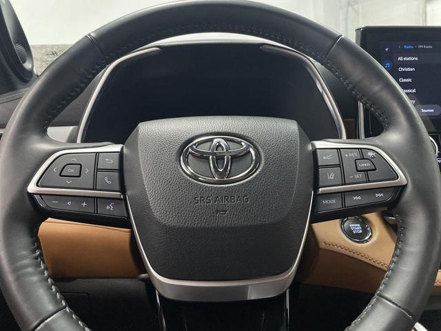 Photo of 2023 Midnight Black Metallic Toyota Highlander