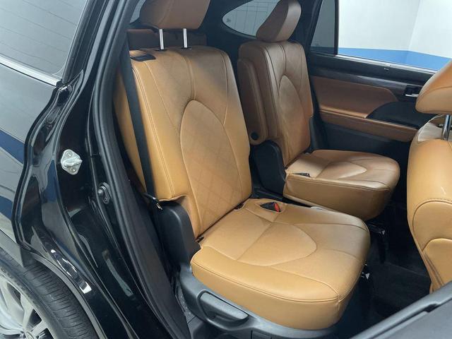 Photo of 2023 Midnight Black Metallic Toyota Highlander