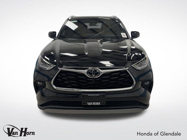Photo of 2023 Midnight Black Metallic Toyota Highlander