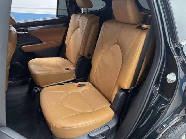 Photo of 2023 Midnight Black Metallic Toyota Highlander