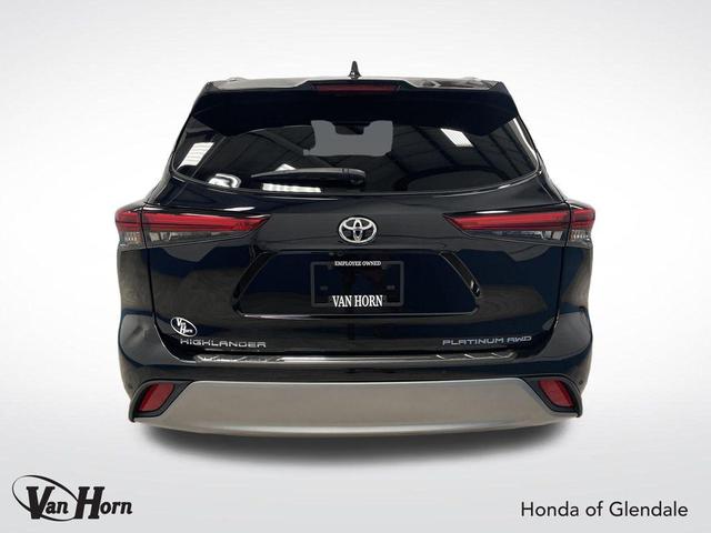 Photo of 2023 Midnight Black Metallic Toyota Highlander