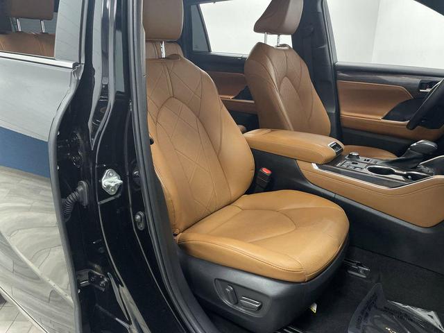 Photo of 2023 Midnight Black Metallic Toyota Highlander