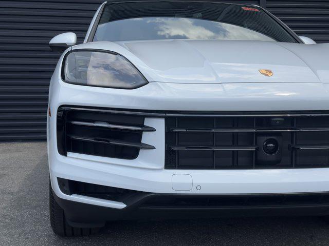 Photo of 2025 Carrara White Metallic Porsche Cayenne