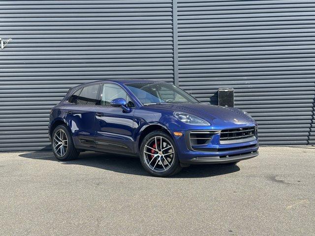 Photo of 2022 Gentian Blue Metallic Porsche Macan