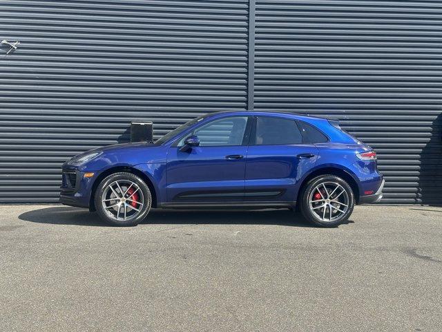 Photo of 2022 Gentian Blue Metallic Porsche Macan