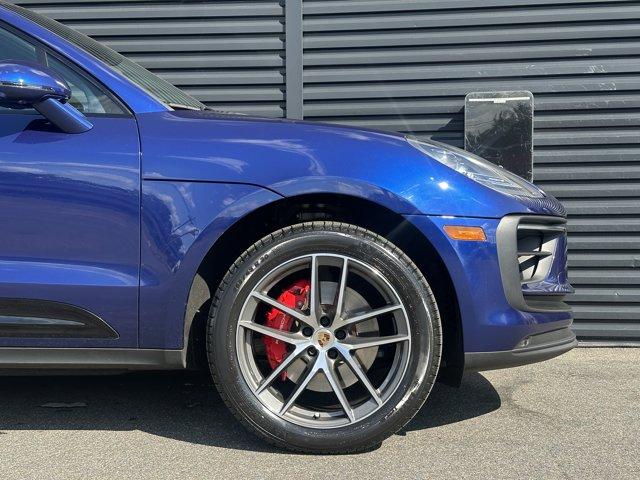 Photo of 2022 Gentian Blue Metallic Porsche Macan