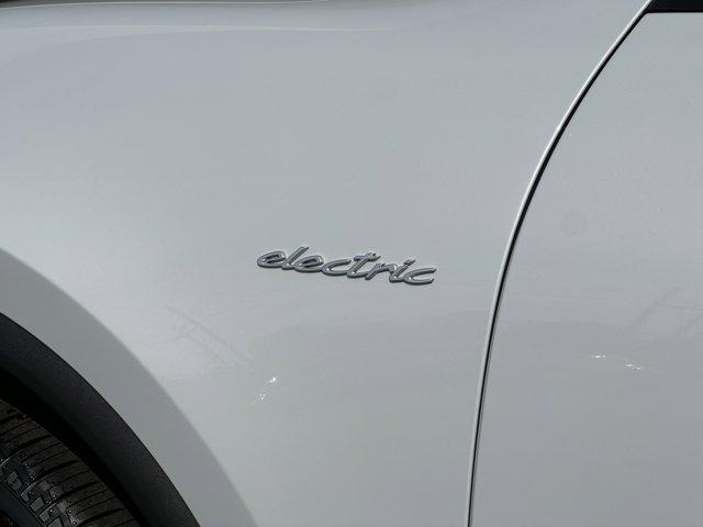 Photo of 2025 Ice Grey Metallic Porsche Macan
