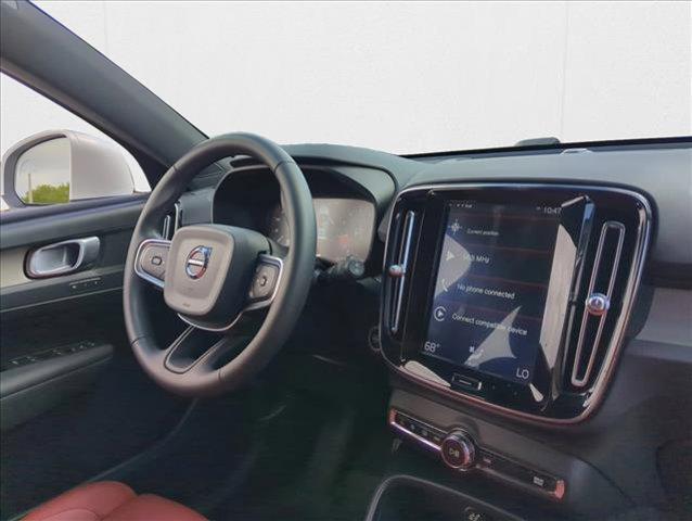 Photo of 2019 Crystal White Metallic Volvo XC40