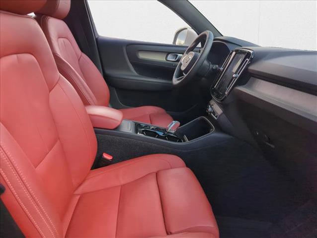 Photo of 2019 Crystal White Metallic Volvo XC40