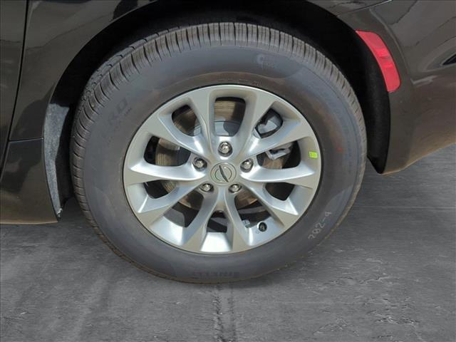 Photo of 2025 Diamond Black Crystal Pearlcoat Chrysler Pacifica