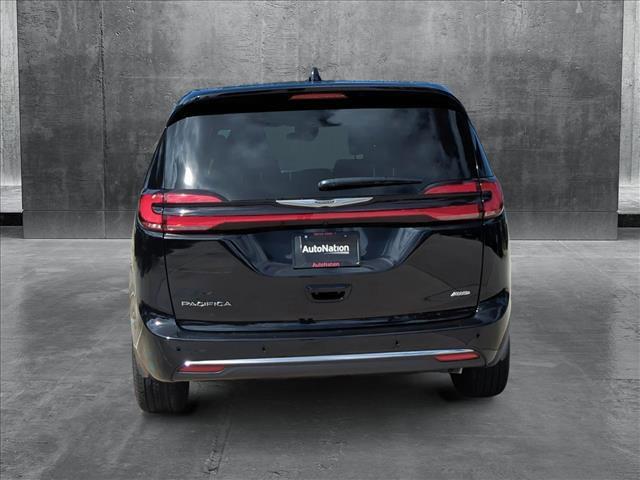 Photo of 2025 Diamond Black Crystal Pearlcoat Chrysler Pacifica