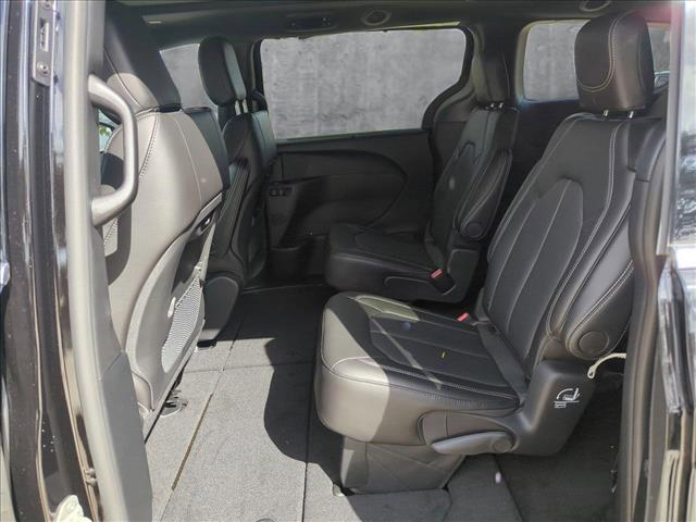 Photo of 2025 Diamond Black Crystal Pearlcoat Chrysler Pacifica