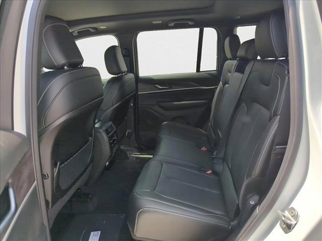 Photo of 2025 Bright White Clearcoat Jeep Grand Cherokee