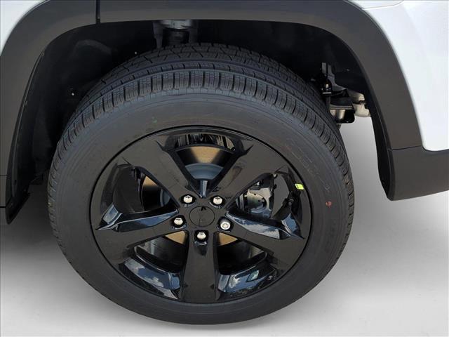 Photo of 2025 Bright White Clearcoat Jeep Grand Cherokee