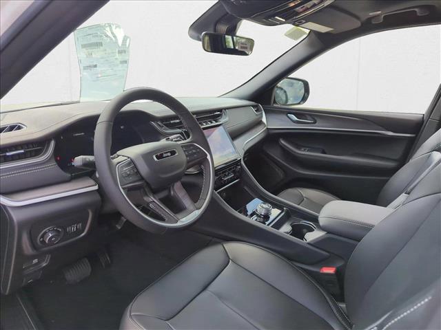 Photo of 2025 Bright White Clearcoat Jeep Grand Cherokee