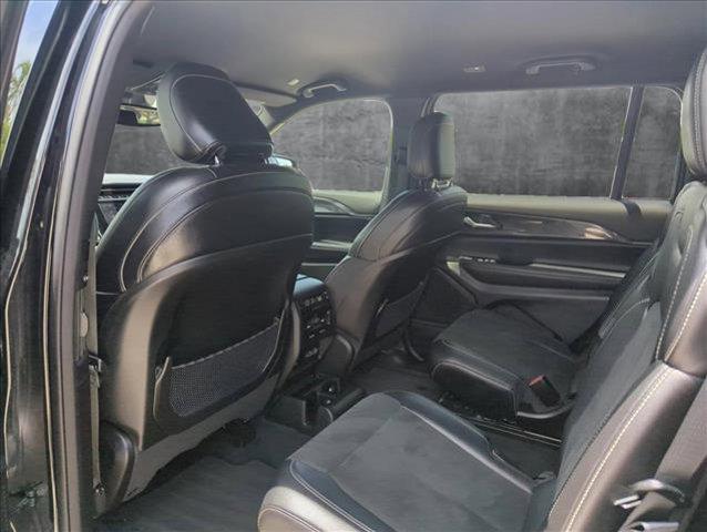 Photo of 2023 Diamond Black Crystal Pearlcoat Jeep Grand Cherokee L