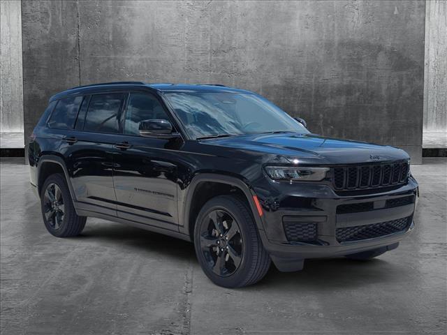 Photo of 2023 Diamond Black Crystal Pearlcoat Jeep Grand Cherokee L