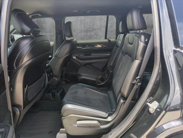 Photo of 2023 Diamond Black Crystal Pearlcoat Jeep Grand Cherokee L