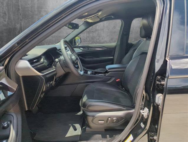 Photo of 2023 Diamond Black Crystal Pearlcoat Jeep Grand Cherokee L