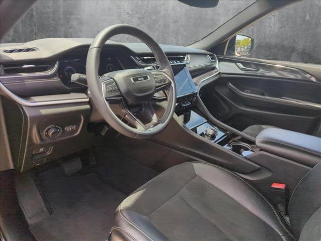 Photo of 2023 Diamond Black Crystal Pearlcoat Jeep Grand Cherokee L