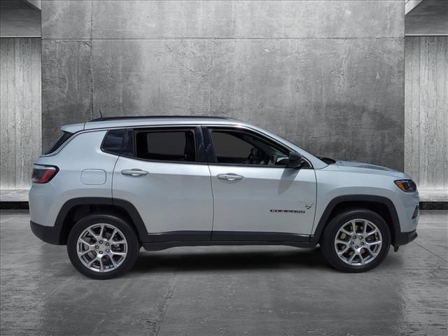 Photo of 2024 Silver Zynith Metallic Clearcoat Jeep Compass