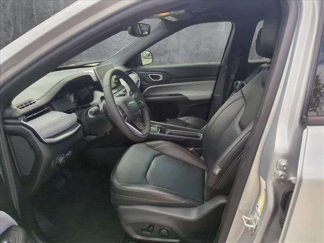 Photo of 2024 Silver Zynith Metallic Clearcoat Jeep Compass